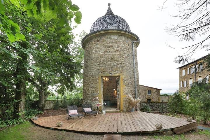Gîte pour 2 personnes, avec terrasse ainsi que jacuzzi et piscine dans Lay