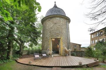 Gîte pour 2 personnes, avec terrasse ainsi que piscine et jacuzzi dans Lay