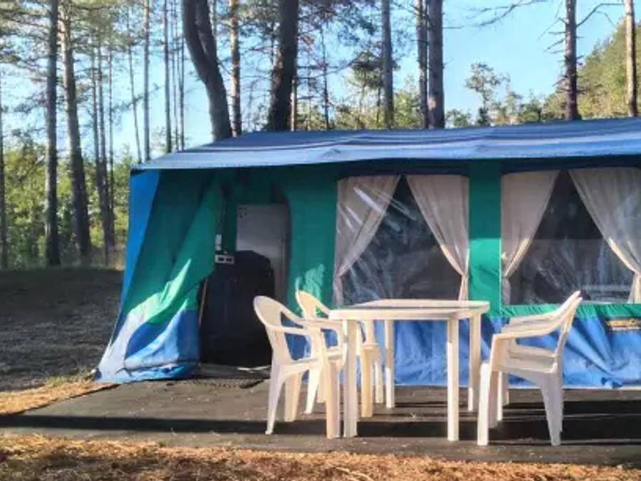 Camping La Vallée Heureuse Pausado - Tente 5 personnes - Tente Navajo 4 Pièces 6 Personnes (4 adultes + 2 enfants) Sans Sanitaire in Orgone, Région d'Arles