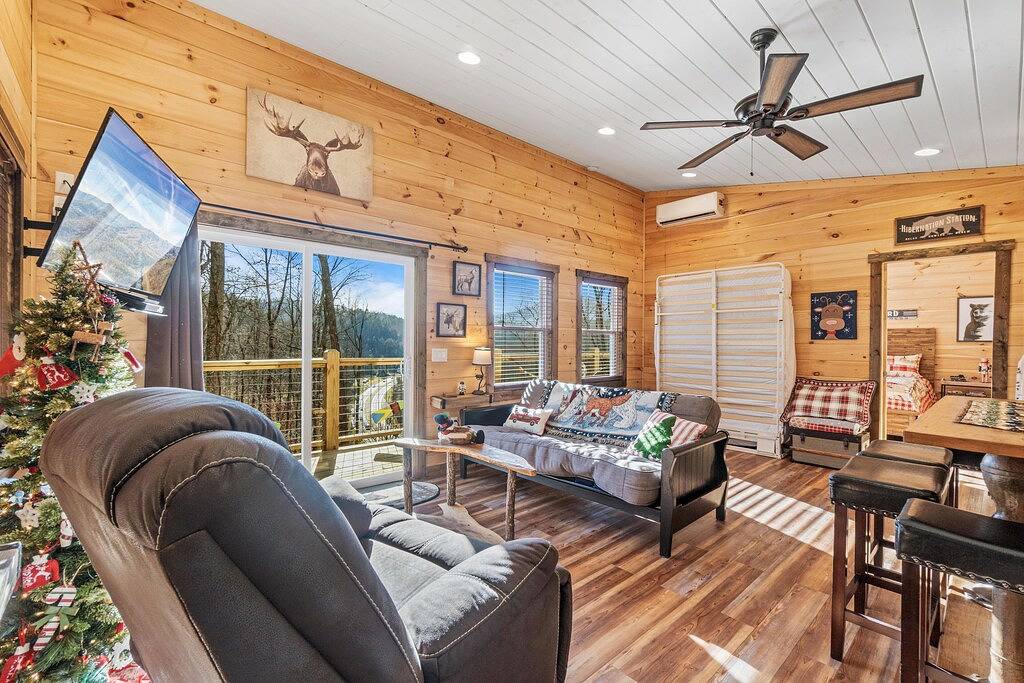 Hot Tub! Sleeps 5! Dog friendly w/View. Near Wcu, Casino in Jackson County