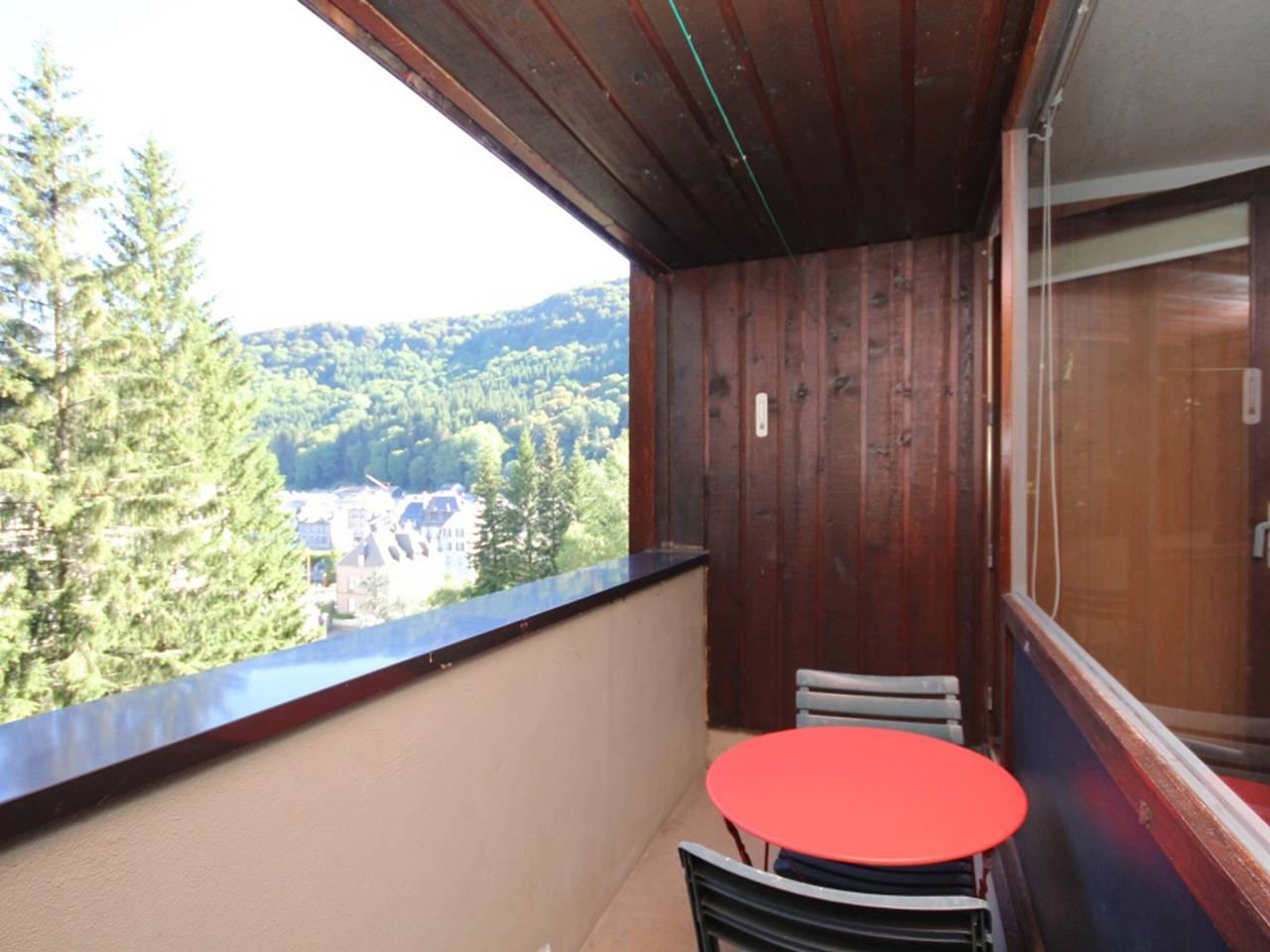 Entire apartment, T2 Apartment in Mont Dore with Balcony and Wifi in Mont-Dore, Volcans d'Auvergne Regional Nature Park
