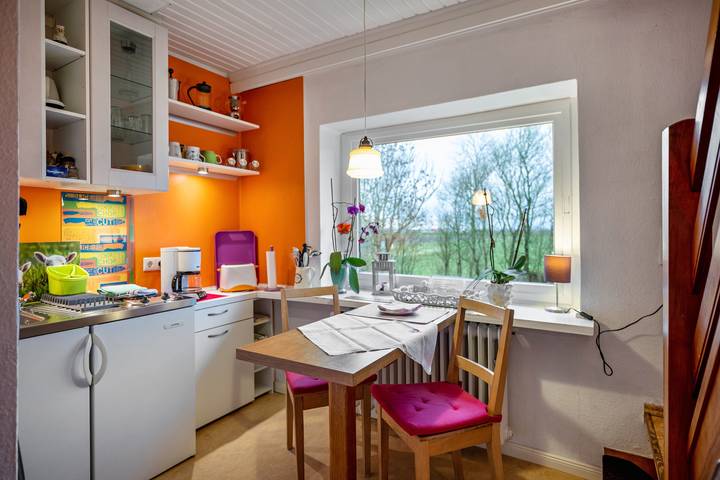 Ganze Wohnung, Ferienwohnung 'Lila' mit Gemeinschaftsgarten und eigenem Strandkorb in Nordstrand (Gemeinde), Nordstrand