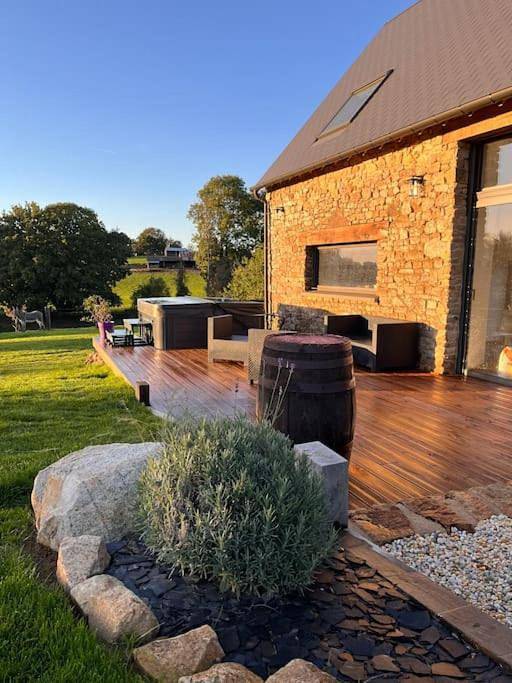 Location de vacances pour 8 personnes, avec jardin ainsi que terrasse et jacuzzi à La Chaise-Baudouin - 3