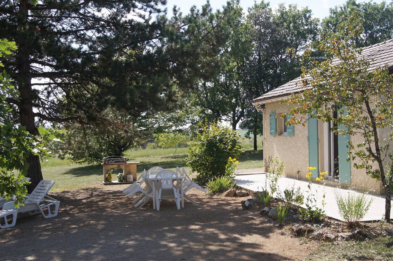 Gîte Truffière : Vue Montagne, Piscine Partagée et Wi-Fi à Salignac-Eyvigues in Salignac-Eyvigues, Périgord Noir