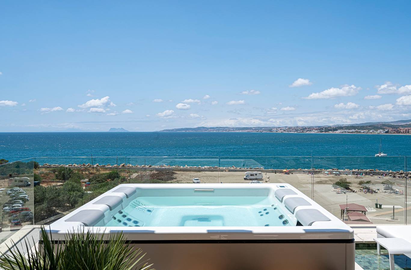 Ganze Wohnung, Ferienwohnung 'Luxury Front Line Beach' mit Meerblick, Wi-Fi und Klimaanlage in Puerto Deportivo de Estepona, Estepona