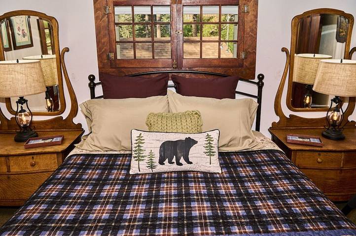 Log cabin for 6 people, with yard in Pikes Peak