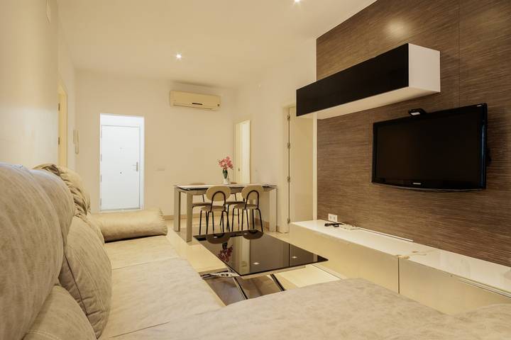 Entire apartment, Apartment 'Gran Plaza' with Private Terrace, Wi-Fi and Air Conditioning in Nervión, Sevilla