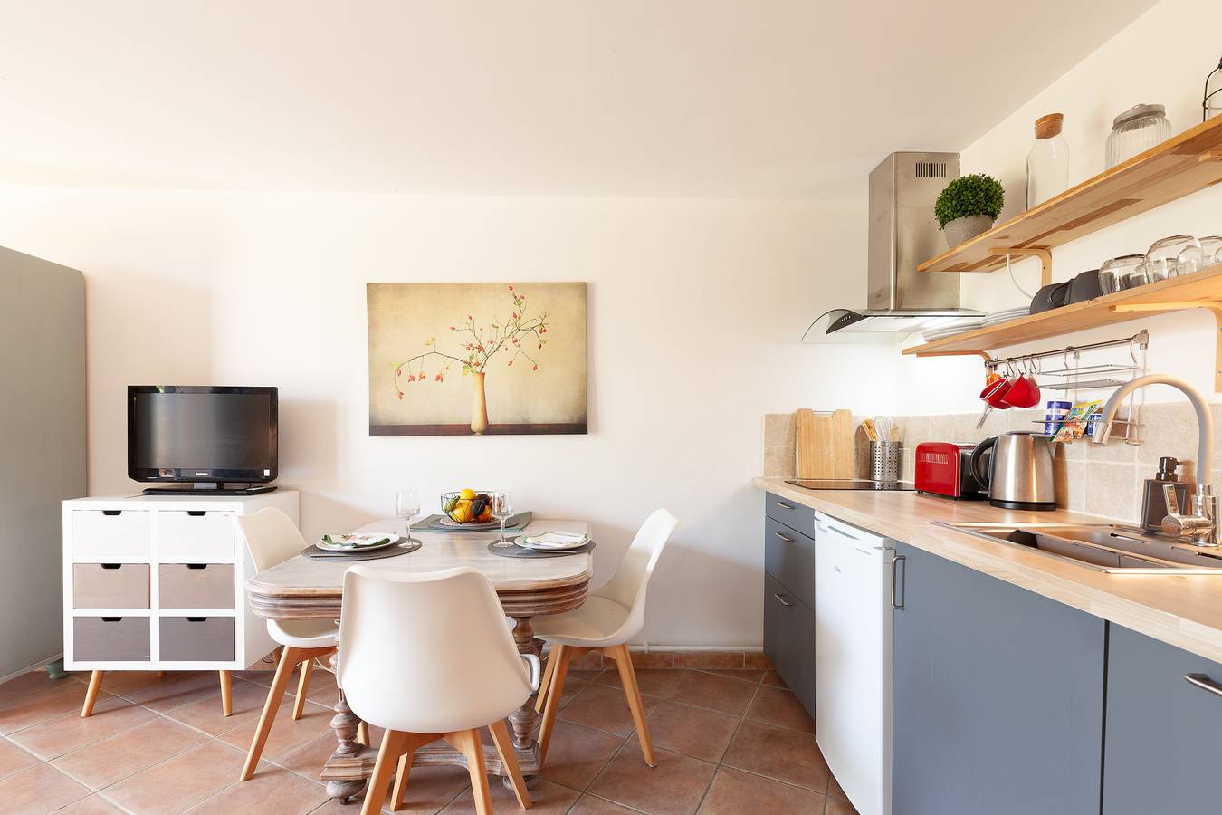 Appartement entier, Appartement 'Logement De Charme Les Araucarias' avec piscine partagée, terrasse privée et Wi-Fi in La Garde, Région de Toulon