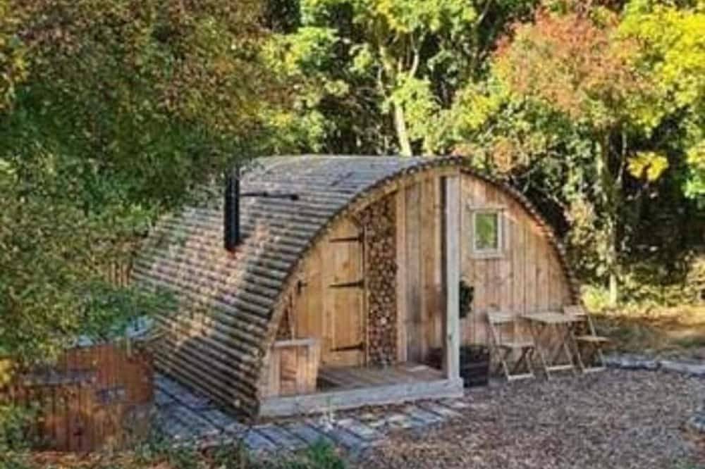 Fox Lodge at Heygates Lodging - Waterfront Wooden Lodge With hot tub in Northamptonshire