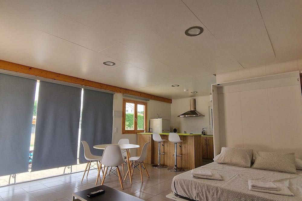 Entire apartment, Studio Modern Swimming Pool Barbecue Couples Friends Gym Sauna in Nuevo Baztán, La Alcarria