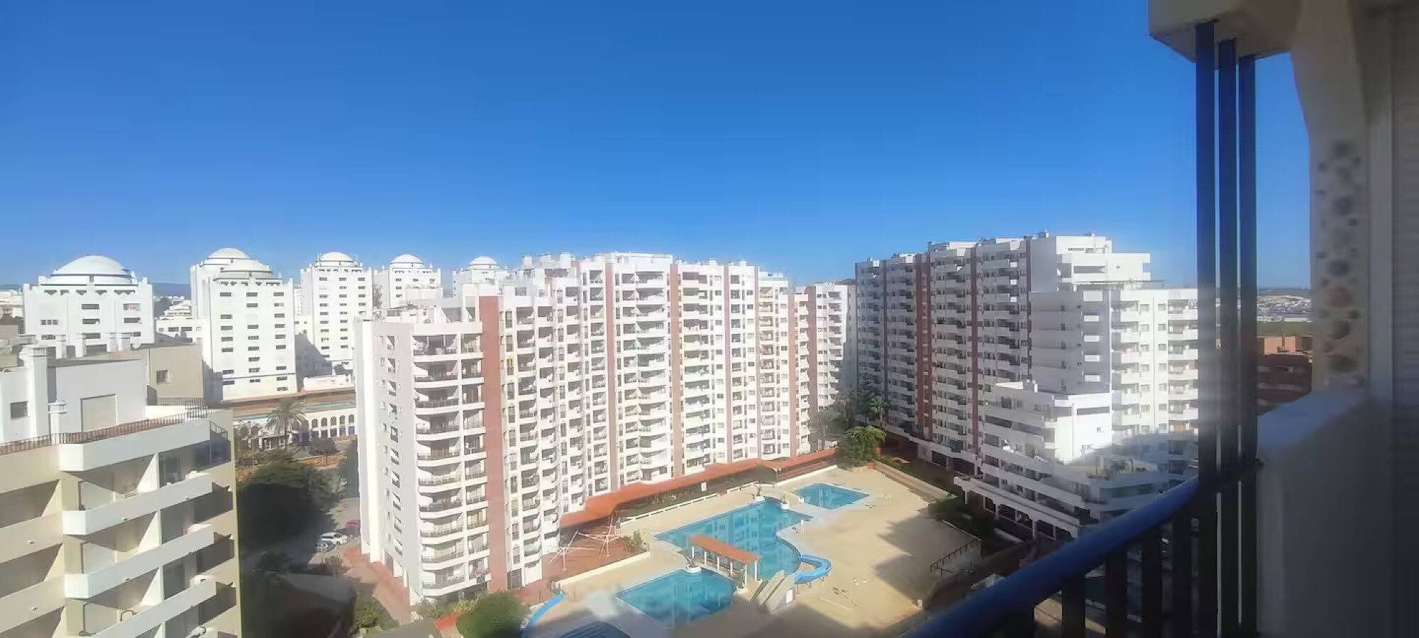 Ganze Wohnung, Ferienwohnung 'T2 Edificio Cruzeiro' mit privatem Pool, Wi-Fi und Klimaanlage in Praia da Rocha, Portimão
