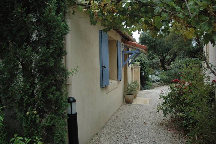 Gîte pour 2 personnes, avec terrasse ainsi que piscine et jardin, animaux acceptés à Rognonas - 4