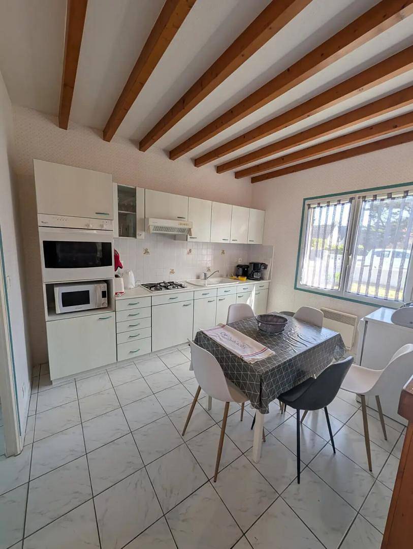 Gîte confortable avec vue sur l'océan, parking, TV et jardin (76 caractères) in Denneville, Région de Coutances