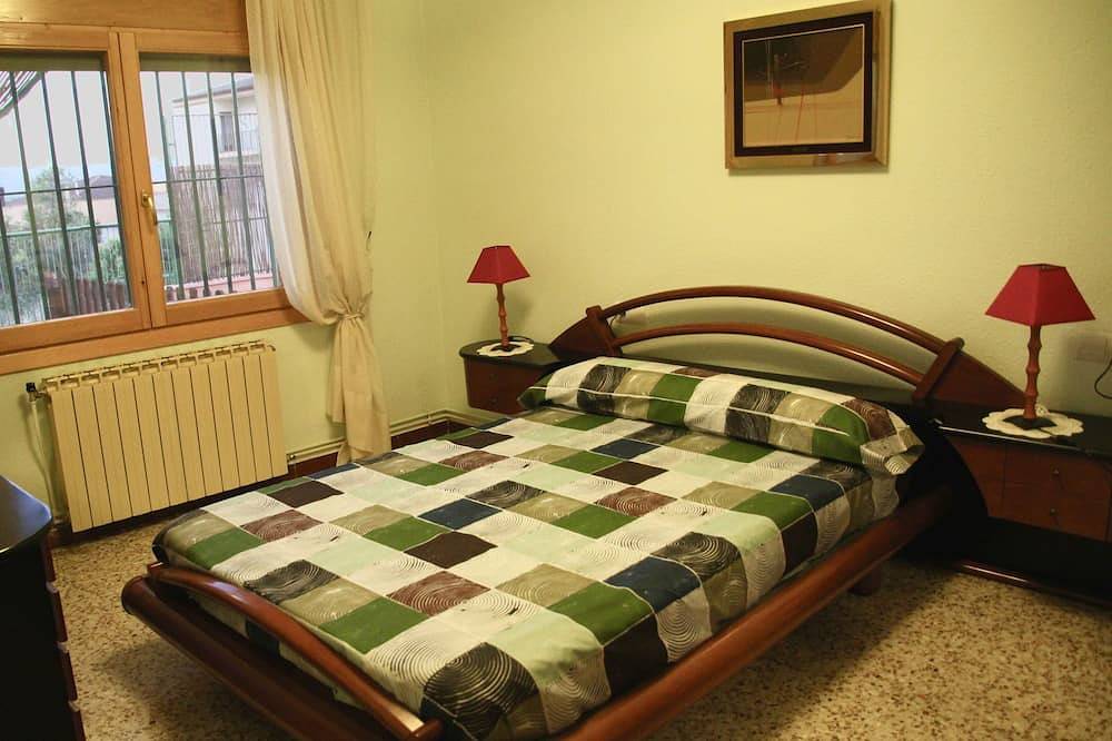 Casa La Fàbrica, holiday home with capacity for 10 people in Terres de l'Ebre, Terra Alta