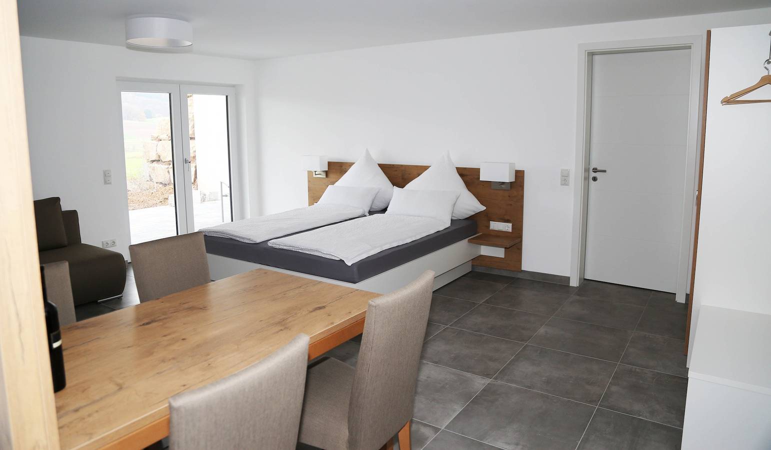 Ganze Wohnung, Ferienwohnung 'Nr 1' mit Bergblick, Gemeinschaftsterrasse und Wi-Fi in Vaihingen an der Enz, Kraichgau