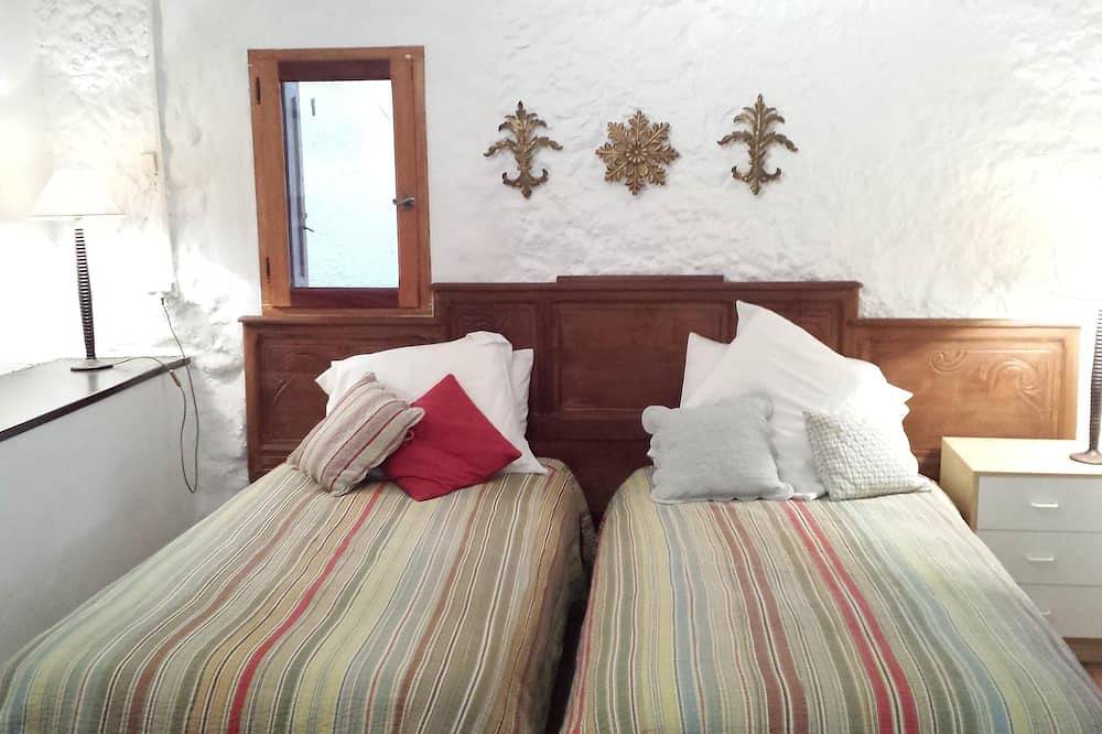 Appartement entier, Charmante maison en pierre dans Hillside Village avec calme, cour privée in Paziols, Côte méditerranéenne (France)