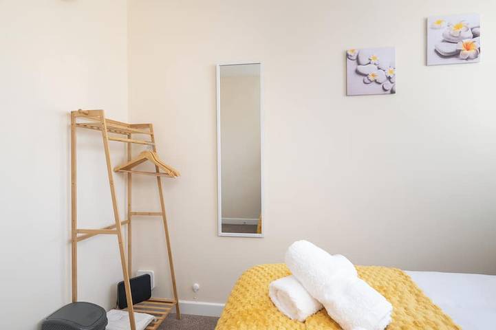 Contractor Stay | Parking & Fast Wi-Fi | Sleeps 4 in Kettering, Northamptonshire