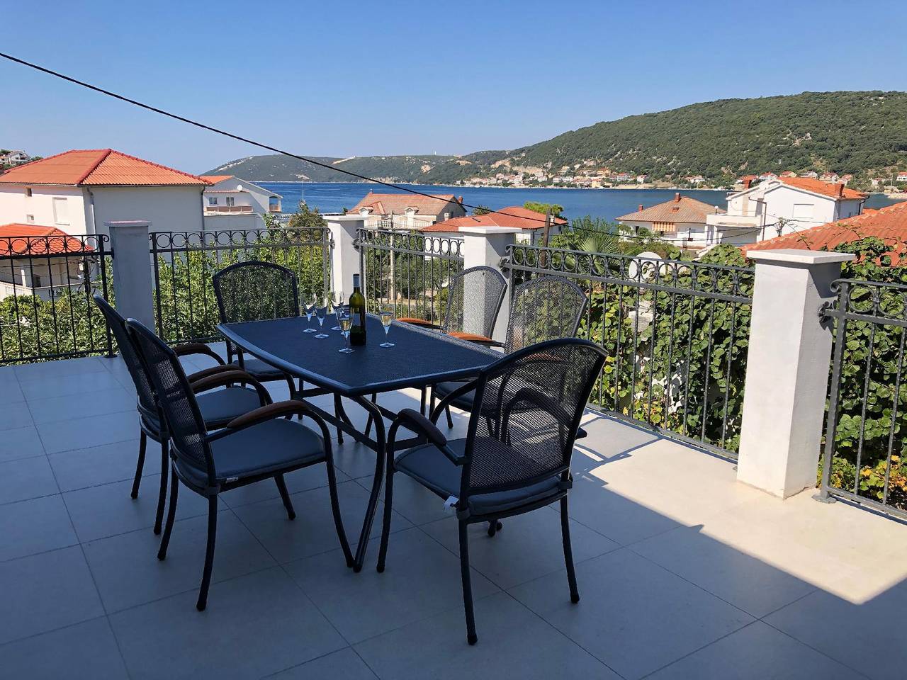 Ganze Ferienwohnung, Fewo "Villa Kate" mit Aussicht auf das Wasser in Supetarska Draga, Rab