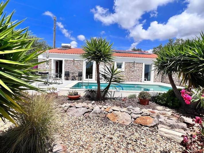 Ferienhaus für 4 Personen, mit Terrasse und Garten sowie Pool und Ausblick