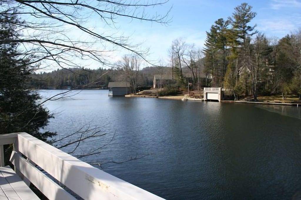 Ideale Berghütte, die am Toxaway See lebt in Lake Toxaway