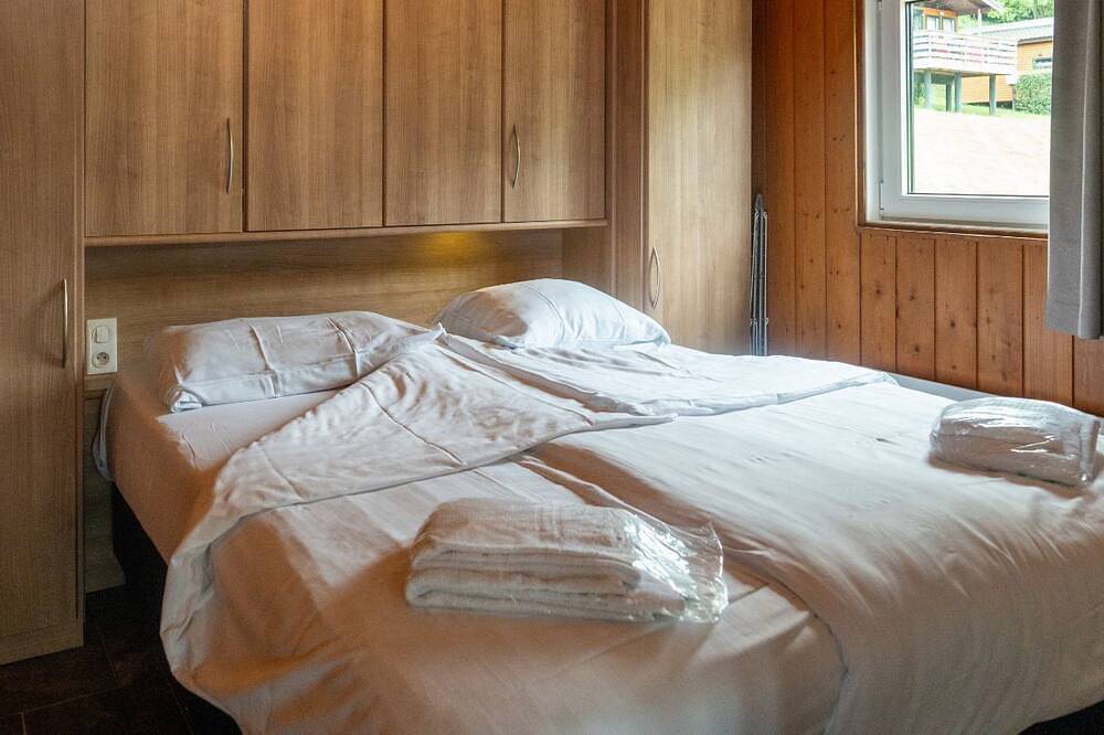 La Lune Comfort 6p - Three Bedroom Chalet, Sleeps 6 in Hastière, Regio Namur