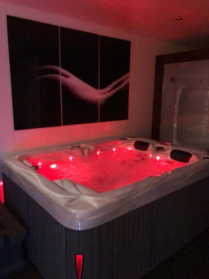 Spabyelleetlui spa rouge ou bleu in Mouscron, Hainaut