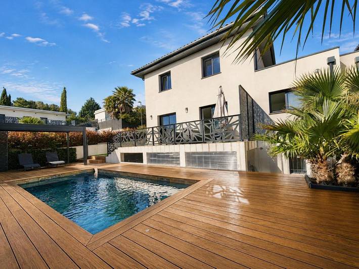 Location de vacances pour 9 personnes, avec piscine ainsi que jardin et vue à Grabels