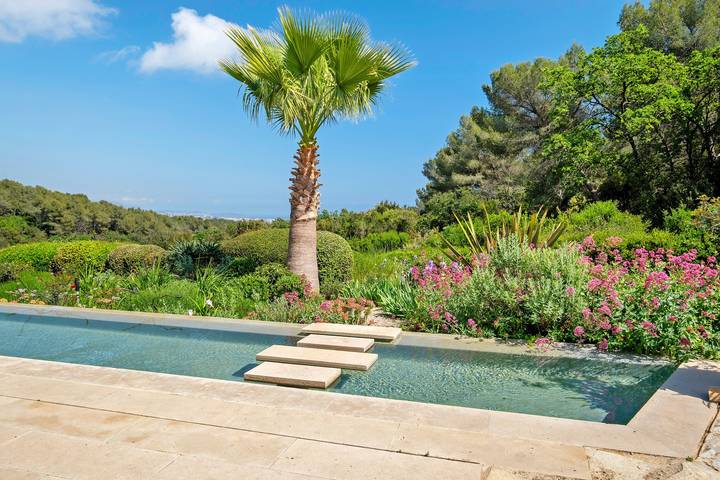Vakantiehuis 'Pool House Du Clos Sainte Marie' met Zeezicht, Gedeeld Zwembad en Wi-Fi in Roquefort-les-Pins, Middellandse Zeekust (Frankrijk)