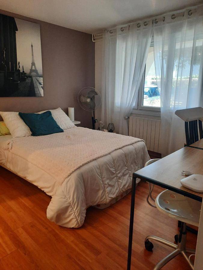 Location de vacances pour 2 personnes, avec vue ainsi que jardin et piscine à Guilherand-Granges - 2