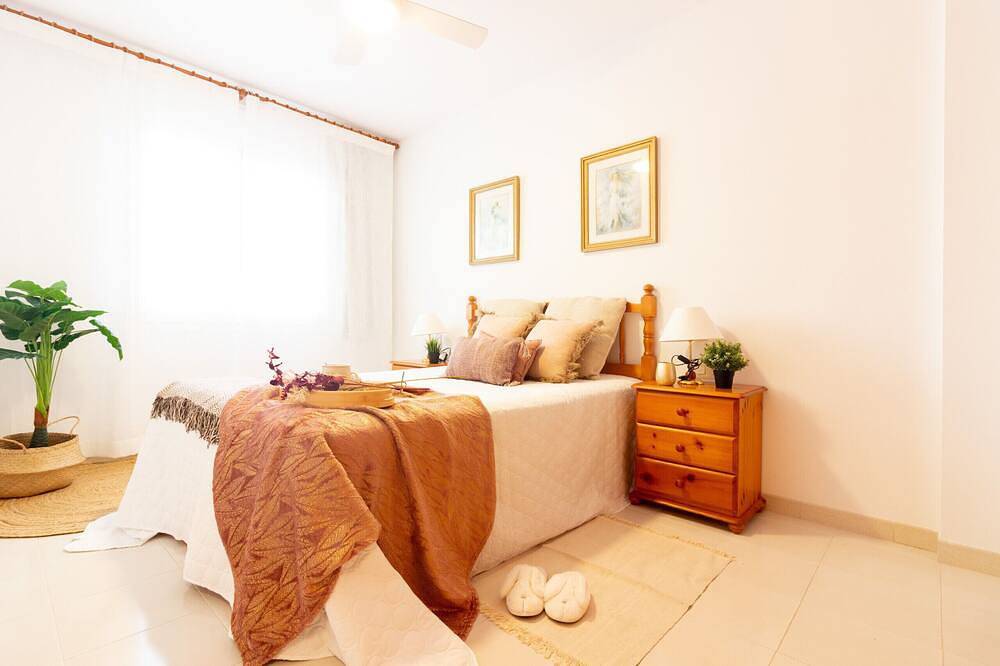 Ganze Wohnung, Apartamento Xaloc: Primera línea de mar con piscina, terraza y parking in Platja Llarga de Cubelles (Vilanova i la Geltrú), Cubelles