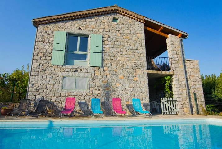 Location de vacances pour 5 personnes, avec piscine ainsi que vue et jardin à Chauzon - 2