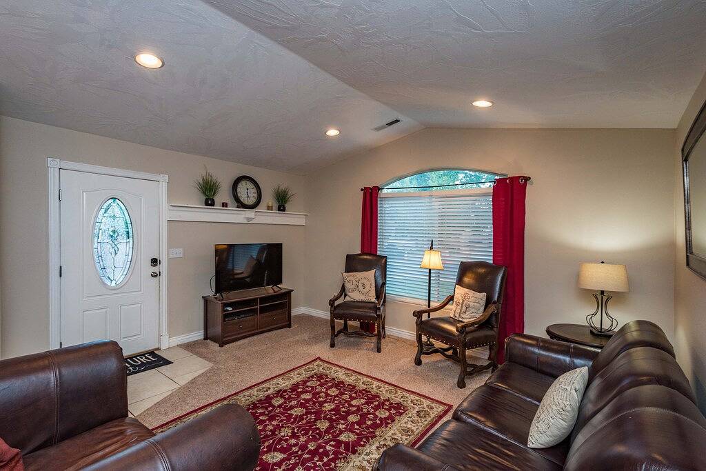 Cozy Clean Home Near Zion - High Speed Internet - Self Check-In/Out in La Verkin, Zion Nationalpark