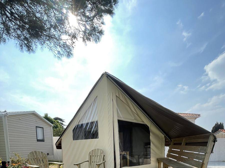 Camping Les Marsouins - Bungalow toilé 4 personnes - Lodge avec sanitaires in Bretignolles-sur-Mer, Vallée de la Loire