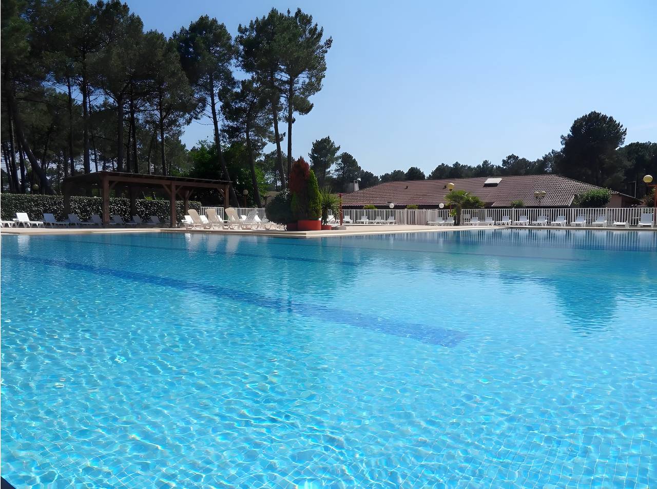 Maison de vacances « La Cabane 2 - Bassin d’Arcachon » avec piscine partagée et jardin privé in Gujan-Mestras, Région d'Arcachon