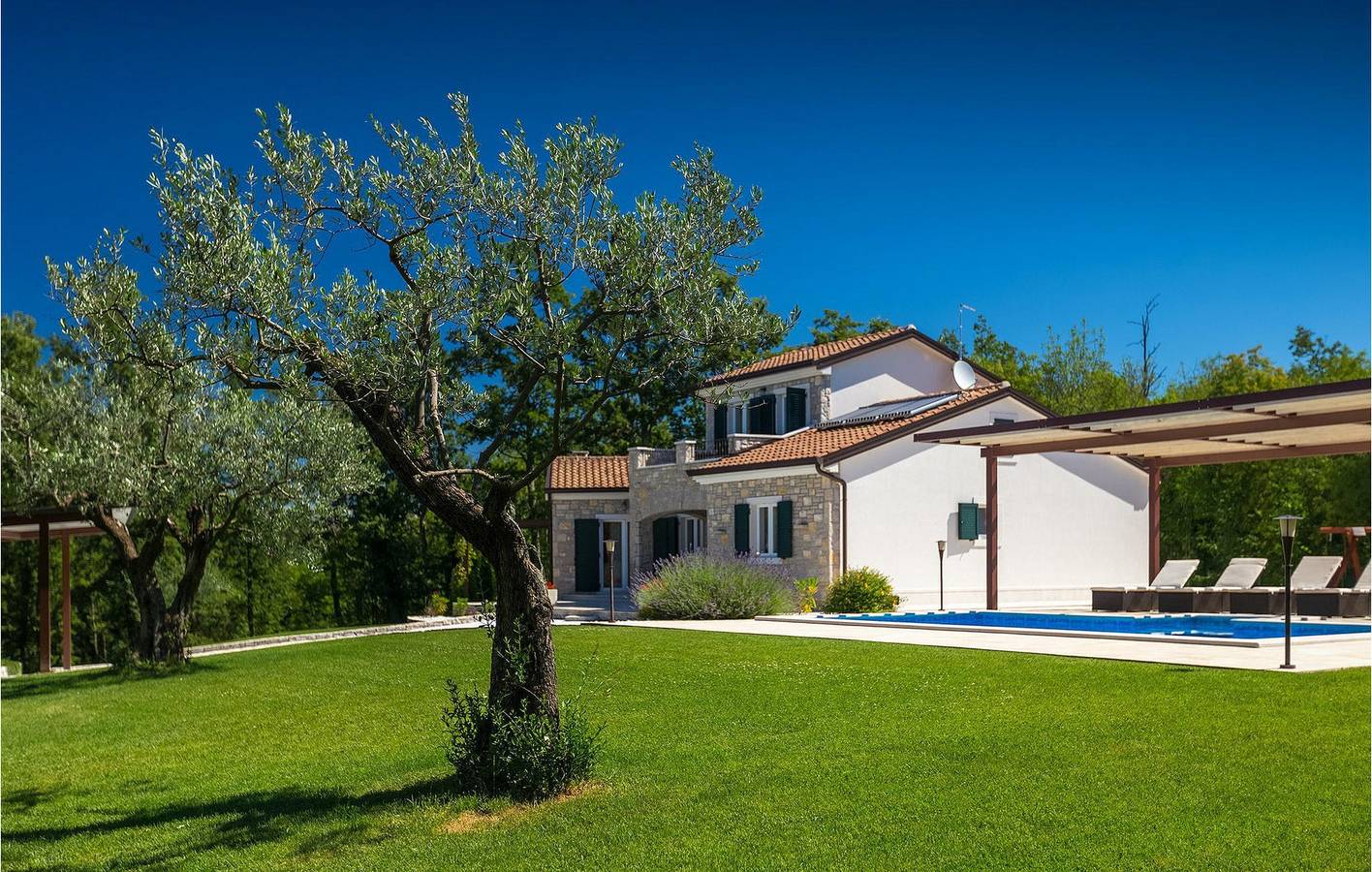 Appartement confortable de 2 chambres avec piscine, Wi-Fi et parking in Gračišće, Istrie centrale