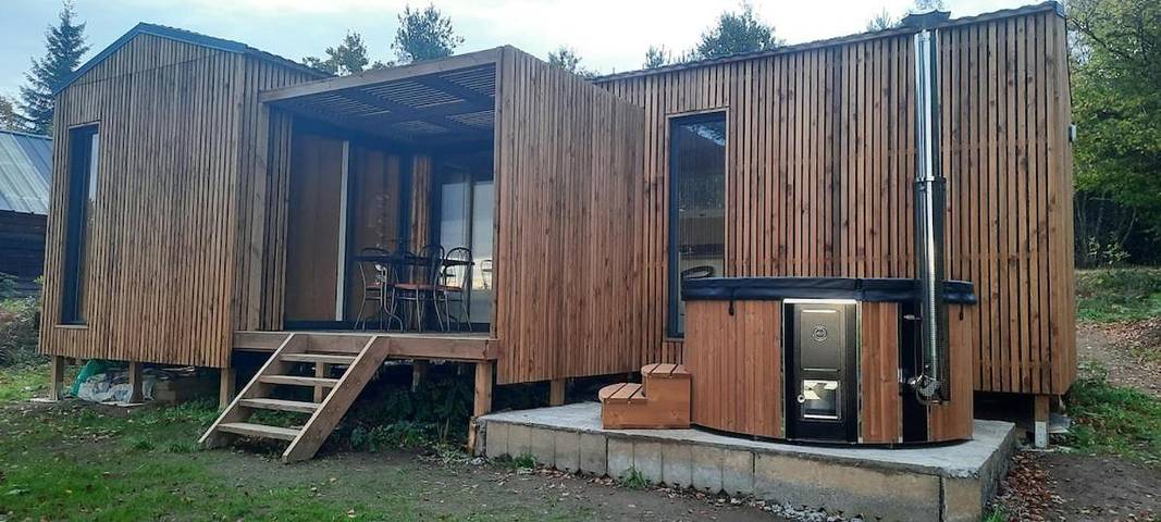 Gîte pour 2 personnes, avec vue ainsi que jardin et terrasse à Sornac