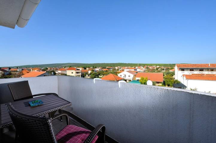Studio für 4 Personen, mit Balkon und Terrasse sowie Kinderpool und Pool in Sukosan