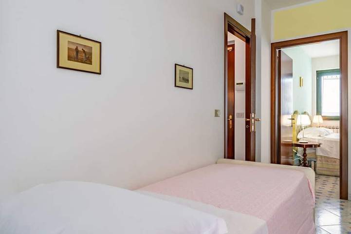 Entire apartment, Guesthost - Cozy 55 sqm apartment in Mascali, ideal for 4 people. Equipped with air conditioning, and 2 balconies, the apartment offers comfort and convenience. Located just 1 minute walk from the beach, with a road next to the building providing direct in Fondachello, Mascali