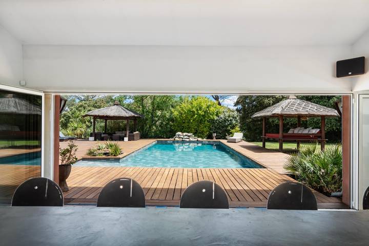 Villa pour 14 personnes, avec terrasse ainsi que jacuzzi et piscine