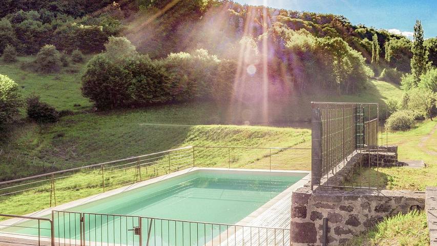 Cottage pour 8 personnes, avec jardin et piscine à Sérilhac