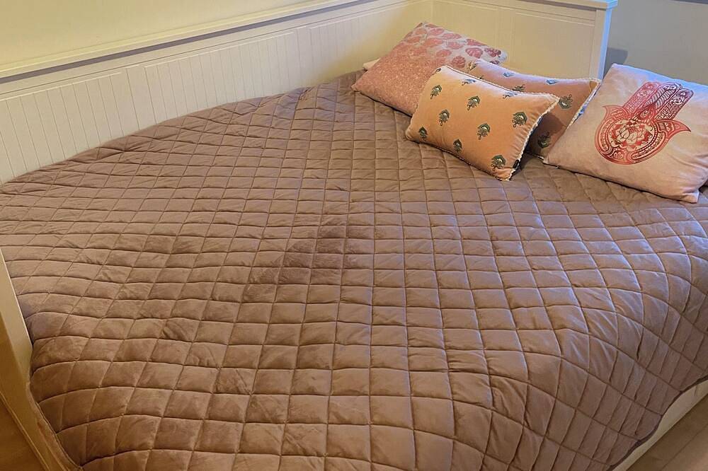 Double bed 10mn by car Dublin airport 8mn bus & shops with light breakfast in Fingal