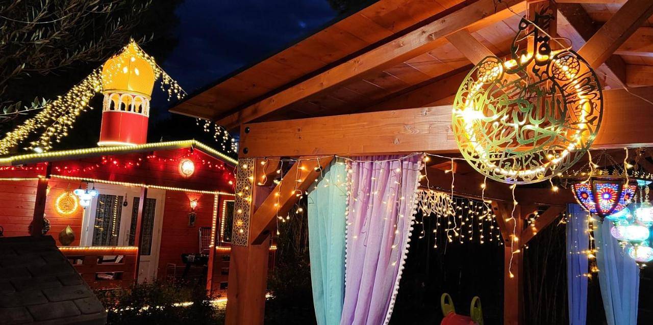 Refugio madera estilo árabe con estatuas, estanques y un pequeño zoo in Albacete, Provincia de Albacete