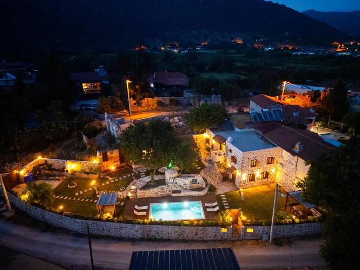 Villa pour 8 personnes, avec jacuzzi ainsi que jardin et piscine - 1