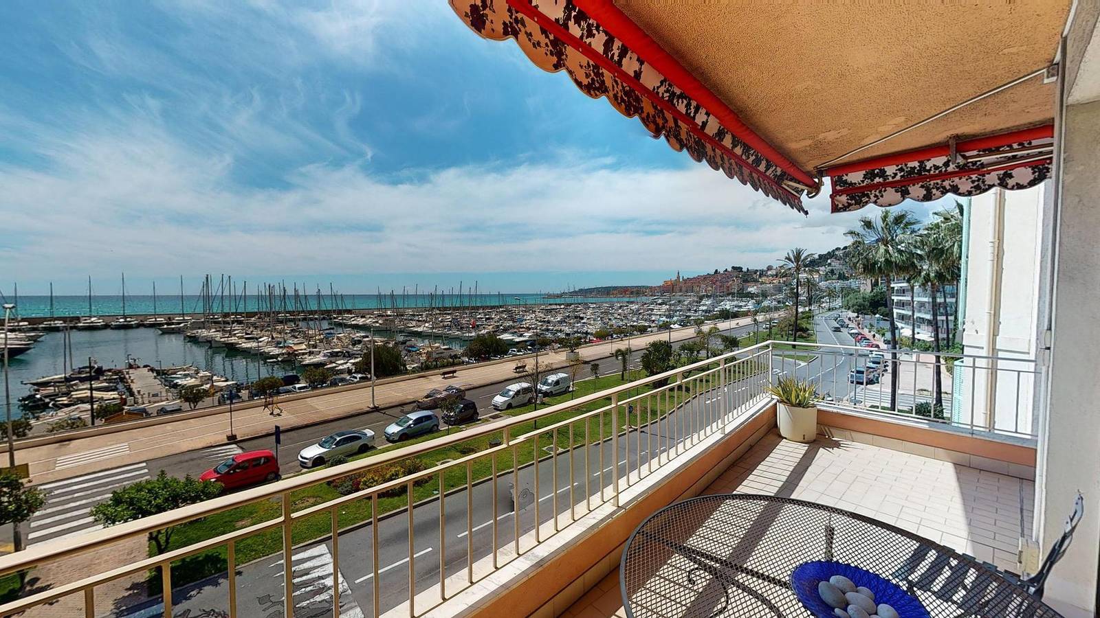 Entire holiday apartment, Giotto - Beautiful and spacious 2-room apartment facing the sea with terrace (46Gp) in Menton, Nice region