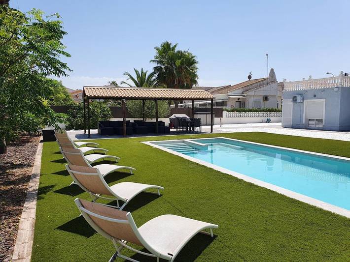 Chalet para 8 personas, con Balcón y Terraza además de Jardín y Piscina en El Chaparral