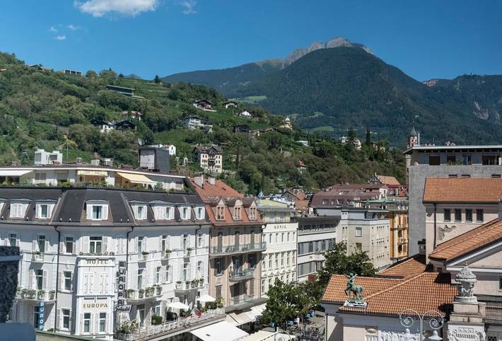 Appartamento intero, Appartamento Theatre Lodge Attico con vista montagna, posizione centrale e aria condizionata in Merano, Gruppo Tessa