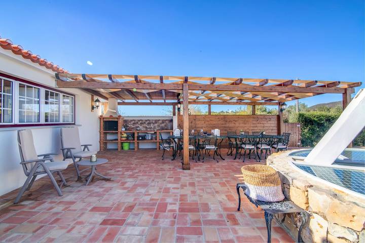 Maison de vacances 'Villa Oliva Al - T2' avec vue sur les montagnes, terrasse, piscine, Wi-Fi et A/C in Moncarapacho e Fuseta, Parque Natural da Ria Formosa