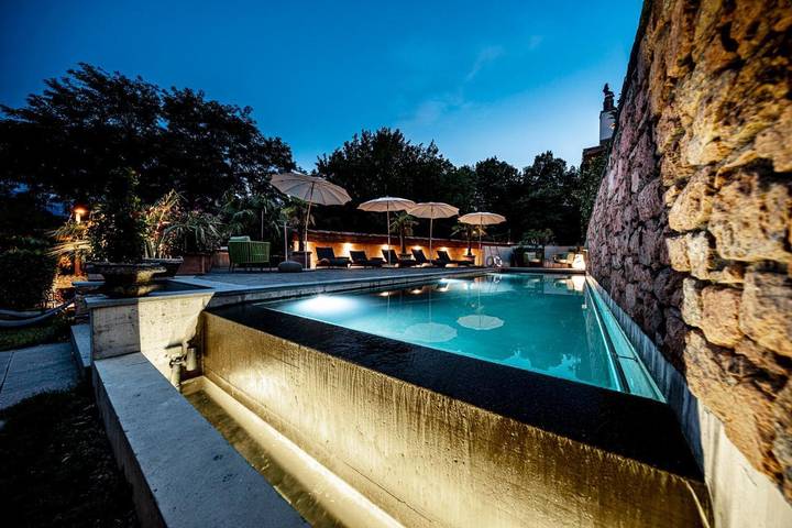 Hotel, mit Terrasse und Whirlpool sowie Garten und Pool