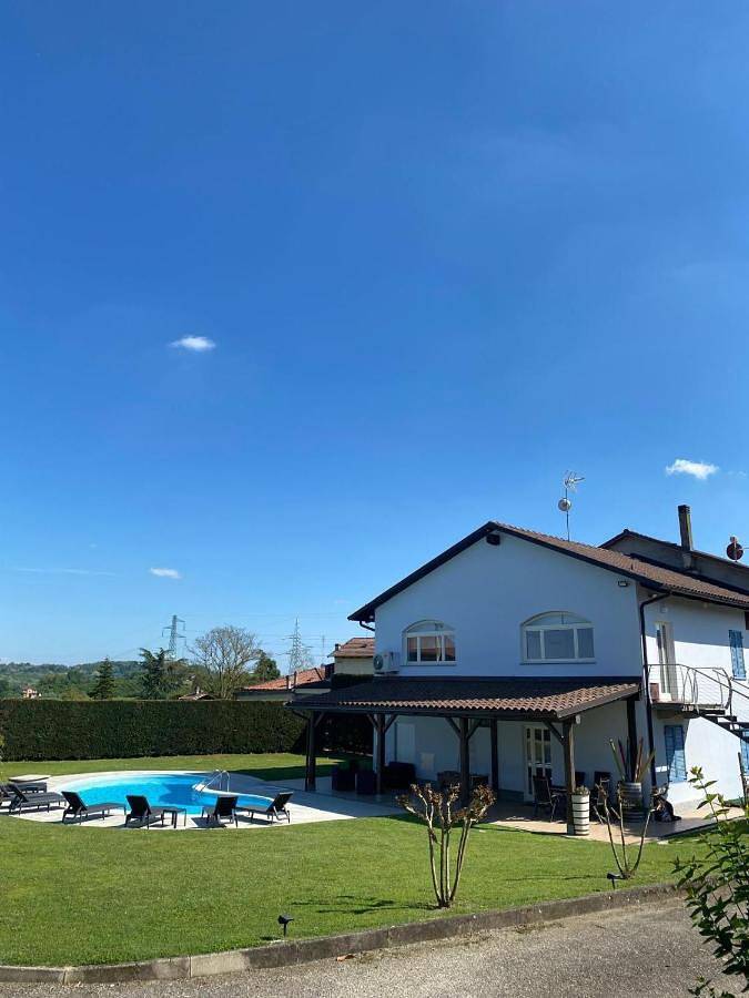 Location de vacances pour 3 personnes, avec jardin ainsi que vue et piscine à Tigliole - 4