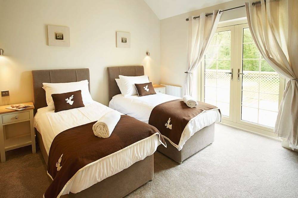 A delightful lodge with hot tub on Wakes Hall Farm is a haven of peace in 500 acres of private land in Wakes Colne, Colchester